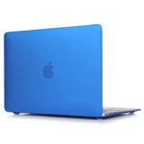 En sølvfarvet Apple MacBook-laptop, der er delvist åben, med et lyseblåt beskyttelsesetui, der dækker bagsiden og siderne.